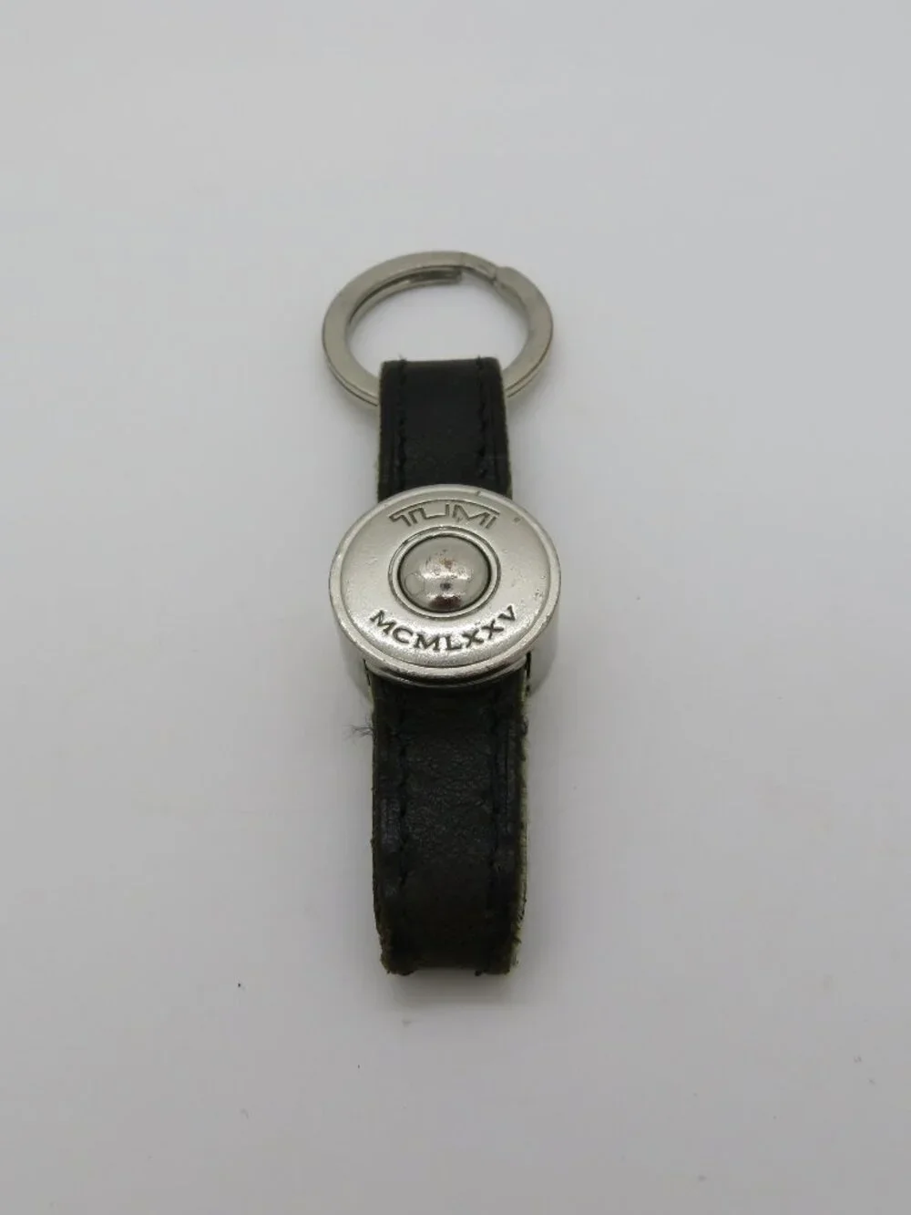 Tumi MCMLXXV Logo Black Leather Strap Silver‑Tone Metal Key Fob Key Ring